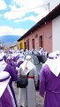 Cucuruchos mueven vehículo que obstaculizaba paso de procesión en Antigua Guatemala