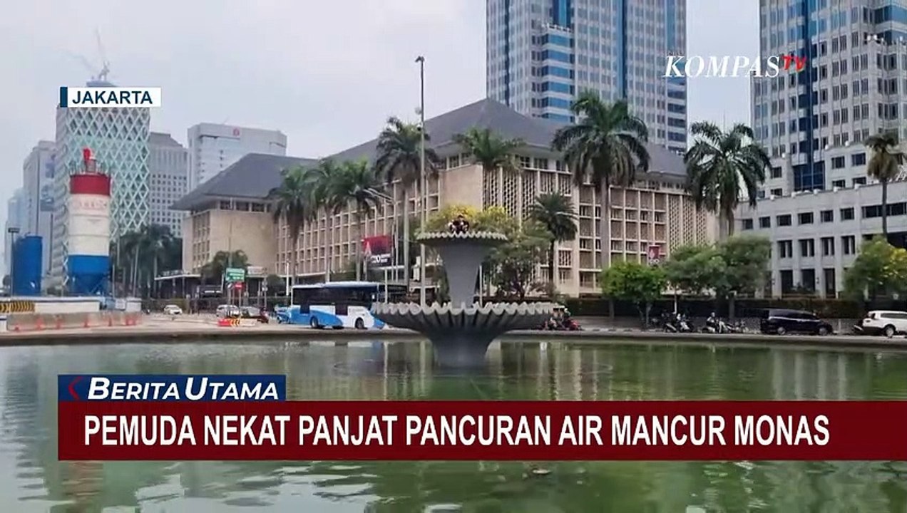 Pemuda Panjat Air Mancur di Bundaran Patung Kuda, Petugas Ikut 'Nyebur' untuk Proses Evakuasi!