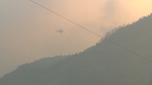 경북 군위 산불 야간진화 계속...'산불 3단계' 유지 / YTN