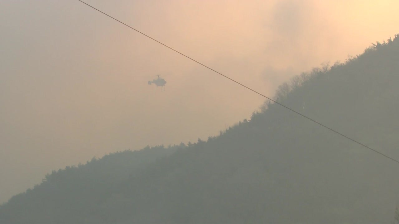 경북 군위 산불 야간진화 계속...'산불 3단계' 유지 / YTN