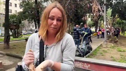Napoli, profughi ucraini puliscono i giardini in piazza Cavour: "Il nostro modo di ringraziarvi"