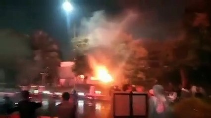 Detik-detik Pos Polisi di Pejompongan Dibakar Massa