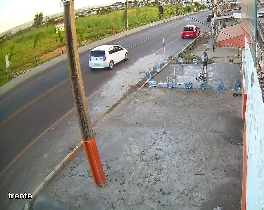 Ce gamin n'a pas vu que le béton était frais... belle gamelle