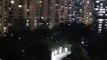 Les gens crient depuis leurs appartements à Shanghai (confinement en Chine)