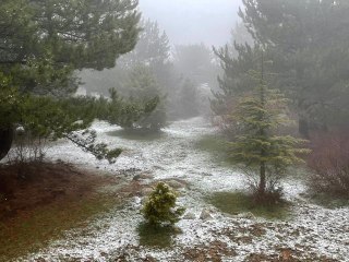 Spil Dağı'na nisanda kar yağdı