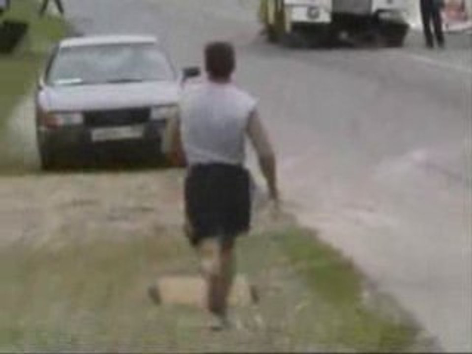 °¤ Il saute au desus d'une voiture en mouvement ¤°