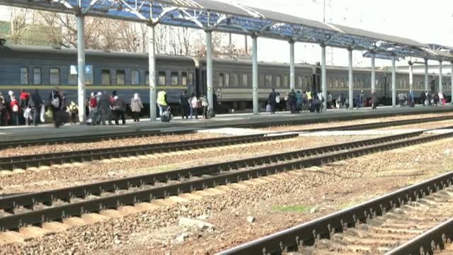 Habitantes de la región del Donbás huyen en tren