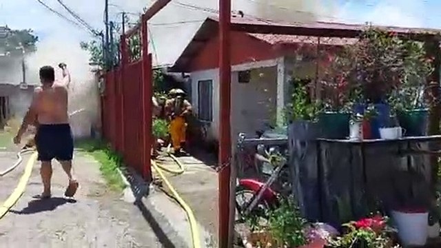 ext-bomberos-luchan-contra-incendio-en-alajuela-110422