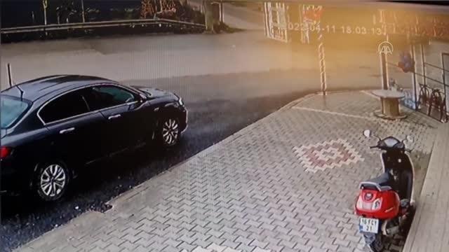 Son Dakika | Demir yüklü tırın devrildiği anlar kameraya yansıdı