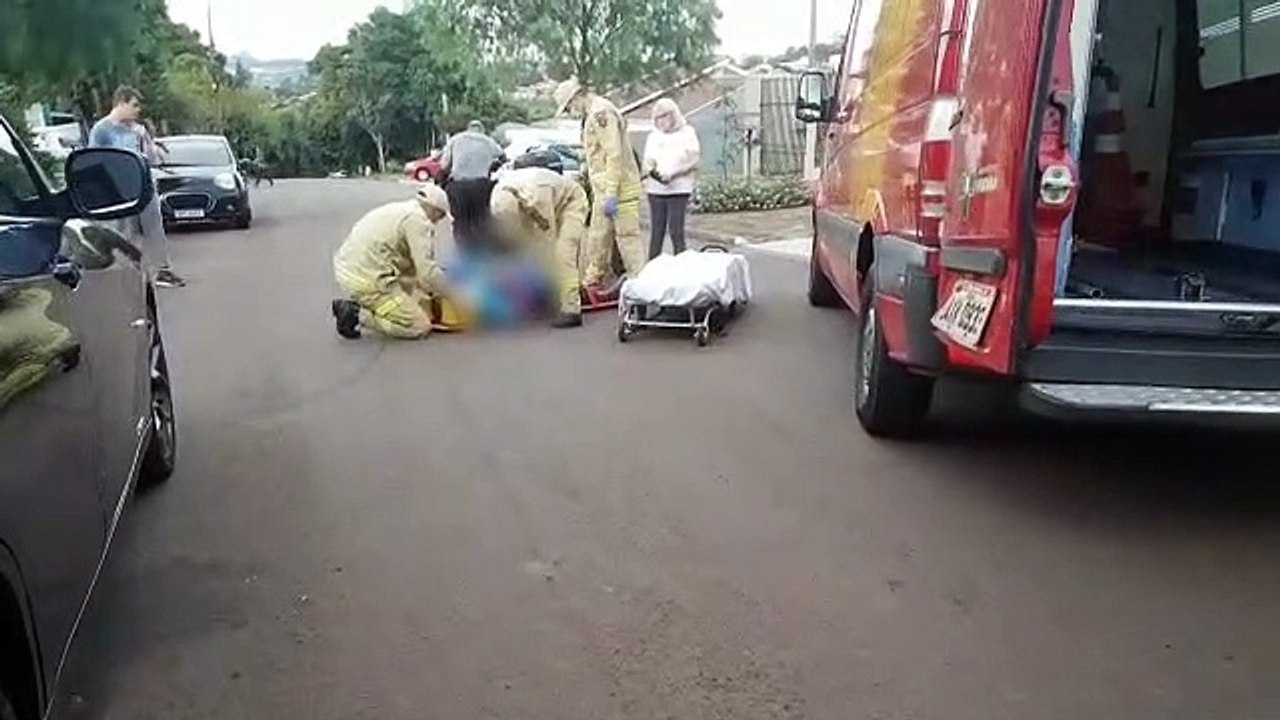Ao desviar de cachorro, motociclista sofre queda e fica ferido