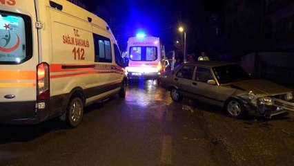 Seyir halindeki iki otomobil çarpıştı: 2 yaralı