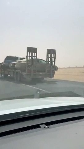 بالفيديو.. المرور يضبط قائد شاحنة بعد حمله لـ6 مركبات على طريق سريع