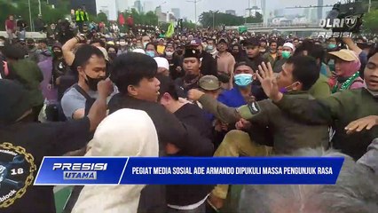 Pegiat Media Sosial Ade Armando Dipukuli Massa di Gedung DPRI RI Senayan Jakarta