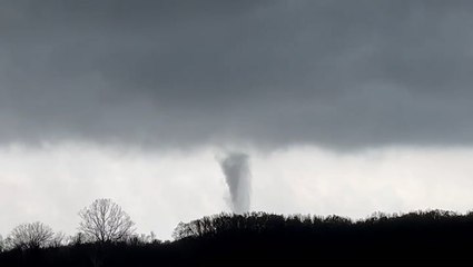 Tornado begins to form in Arkansas