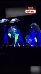 Một nữ ca sĩ biểu diễn 'quá sung' làm rơi mic xuống khán đài, cách xử lý có chuyên nghiệp