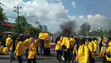 (AKSI DEMO 11 APRIL 2022) ALIANSI MAHASISWA BLOKADE PERTIGAAN JALAN ALAUDDIN-AP PETTARANI