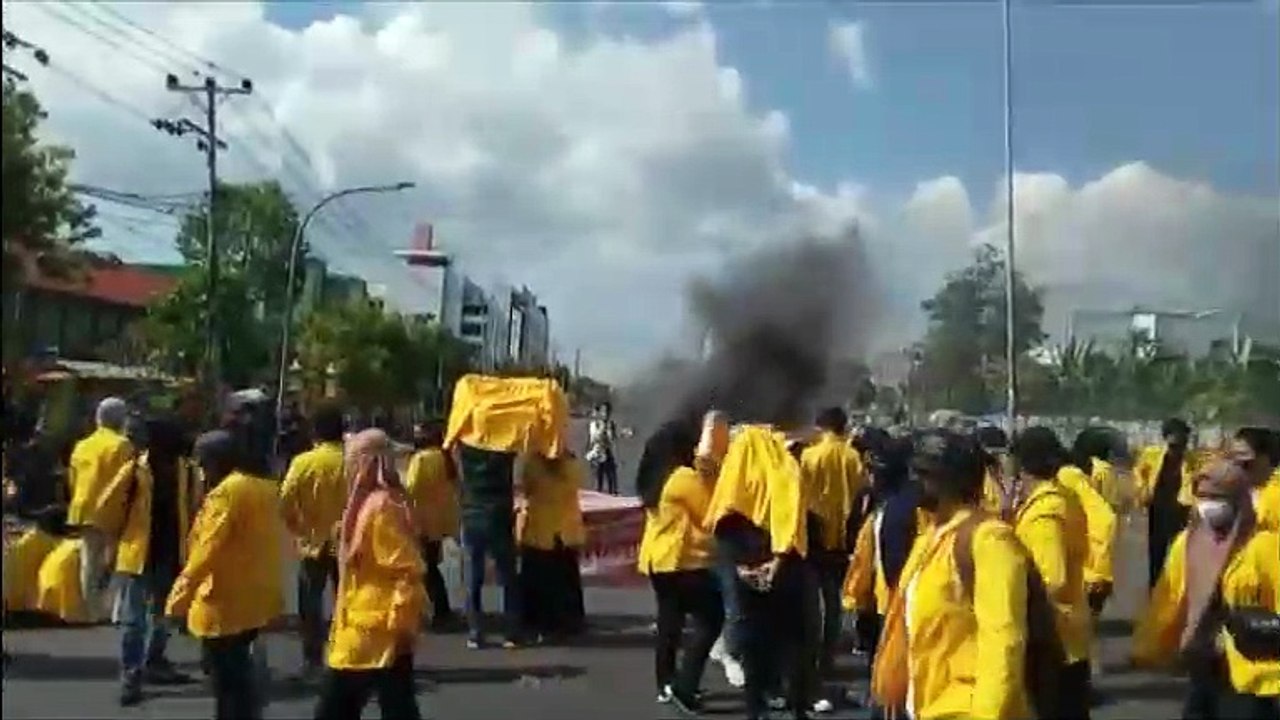 (AKSI DEMO 11 APRIL 2022) ALIANSI MAHASISWA BLOKADE PERTIGAAN JALAN ALAUDDIN-AP PETTARANI