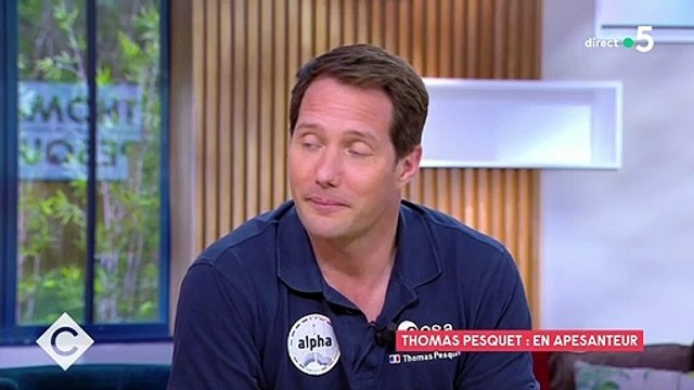 Thomas Pesquet explique comment il communique avec ses proches et sa compagne Anne Mottet depuis l'espace