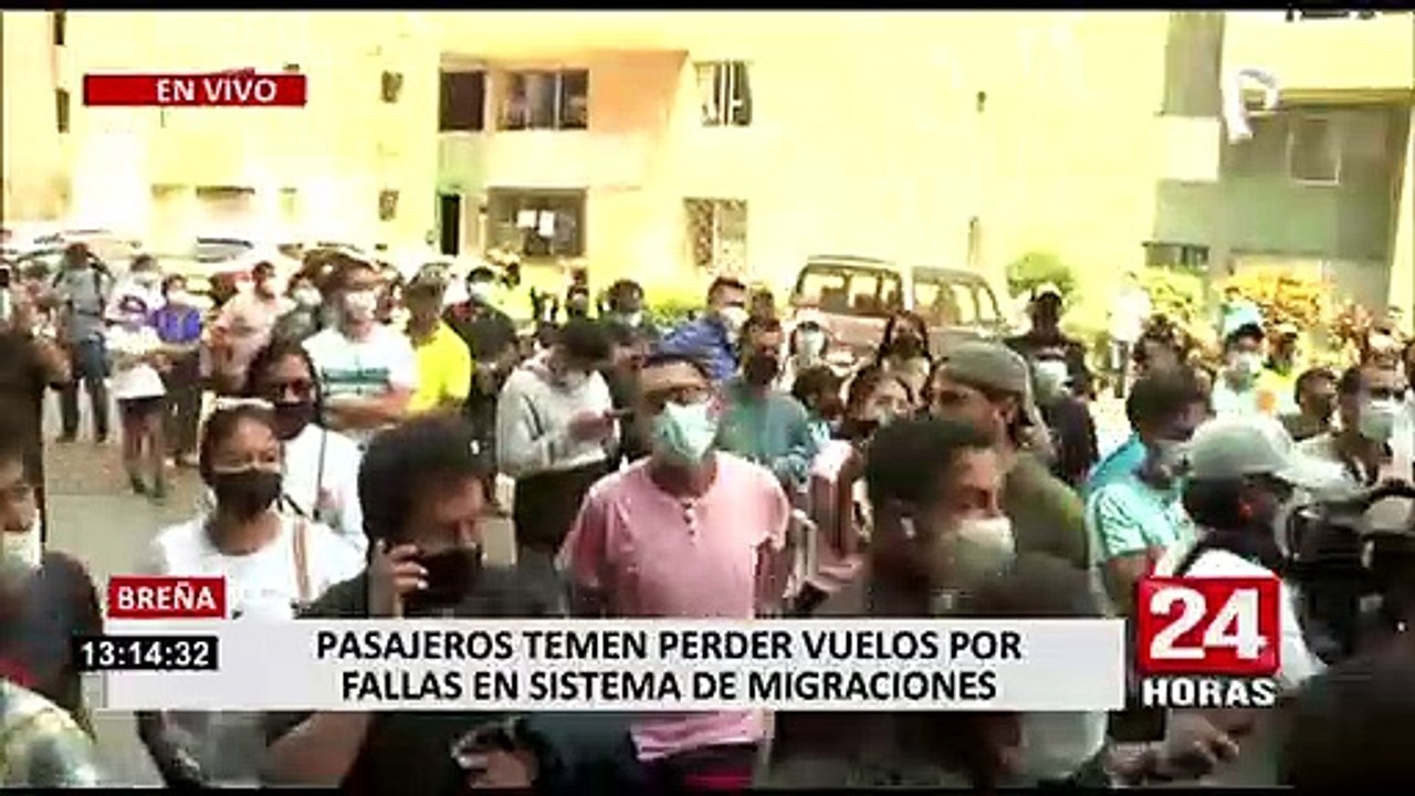 Decenas de personas pierden sus vuelos por retrasos en la entrega de sus pasaportes