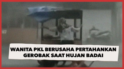 Hujan Badai Menerjang, Viral Wanita Pedagang Kaki Lima Berusaha Pertahankan Gerobak