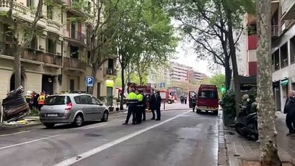 Los servicios de emergencias, en el lugar del incendio del Eixample