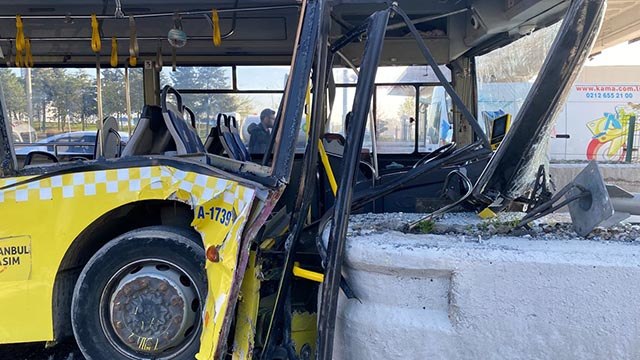 İETT otobüsü gişe betonlarına çarptı: Faciadan dönüldü