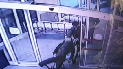 Afgan uyruklu iki genç, tartıştıkları ev arkadaşlarını öldürüp hastaneye bıraktı! Anbean kamerada