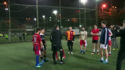 İmamoğlu gençlerle buluşup halı saha maçı yaptı