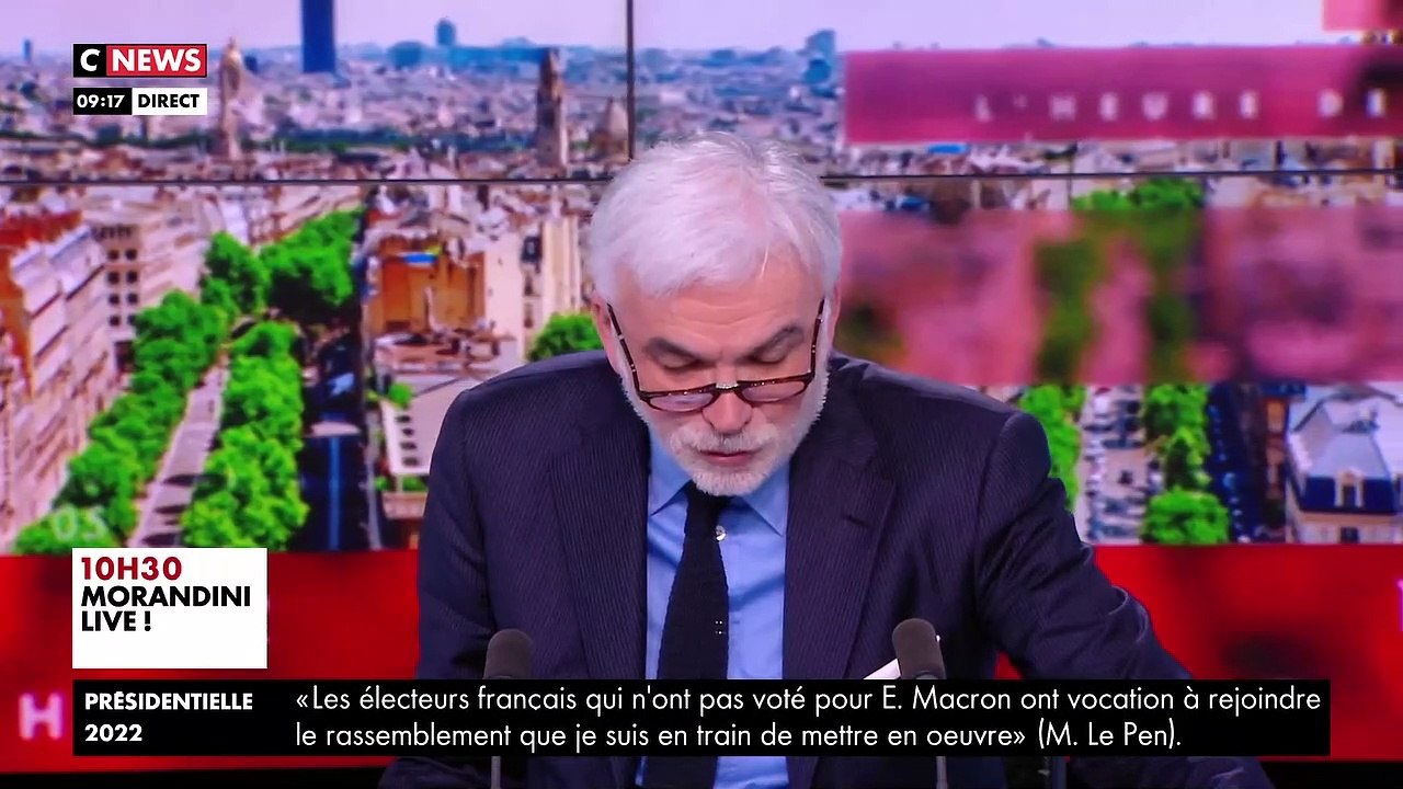 Emmanuel Macron affirme avoir dit "de manière affectueuse" vouloir "emmerder les non vaccinés" lors de sa visite cet après-midi à Denain dans le Nord
