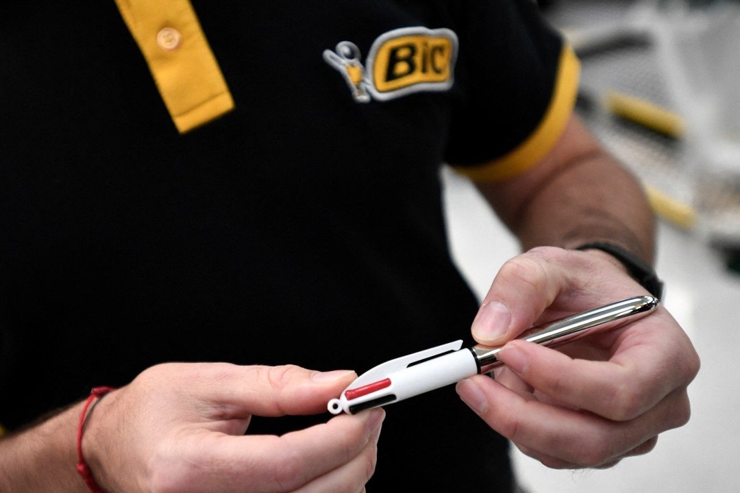 BIC révèle à quoi sert vraiment la petite boule sur le bout du stylo 4 couleurs