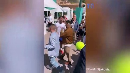 Novak Djokovic fait une série de jongles avec Neymar et Marco Verratti