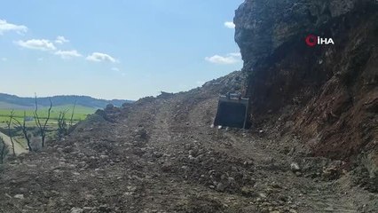 Hayvanlarına yem getiremediği için açlık grevine girmişti: Yolu açılan besici kadın sevincini koyunlarıyla paylaştı