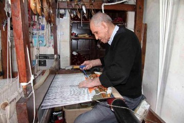 100 yıllık tezgahta dokuduğu kilimleri yurt dışına ihraç ediyor