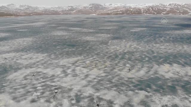 Yazıcı Barajı'nın buzla kaplı yüzeyi henüz çözülmedi