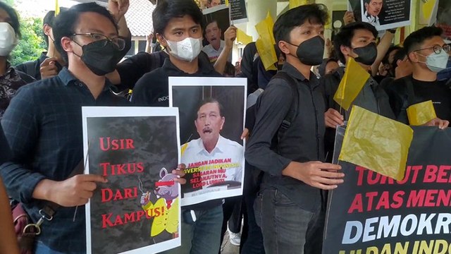 Kedatangan Luhut ke UI Disambut Aksi Protes dan Bendera Kuning