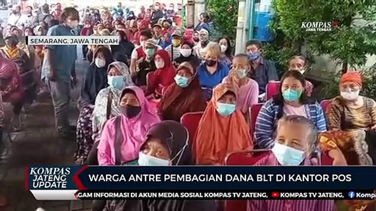 Warga Antre Pembagian Dana BLT di Kantor Pos