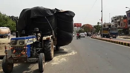 यहां बिजली तारों के बीच गुजर रहे ओवरलोड वाहन