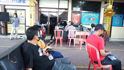 Warga Antusias Vaksin Sambil Tukar Uang Baru untuk Lebaran di Polres Sukoharjo