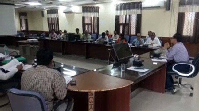 Review meeting में पेयजल की किल्लत को देखते हुए जिला कलक्टर ने ऐसे क्या दे दिए आदेश...
