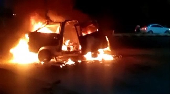 देखते ही देखते कार धूं-धूं कर जलने लगी