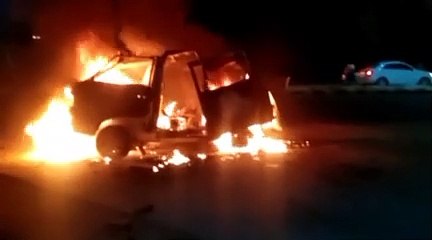 देखते ही देखते कार धूं-धूं कर जलने लगी