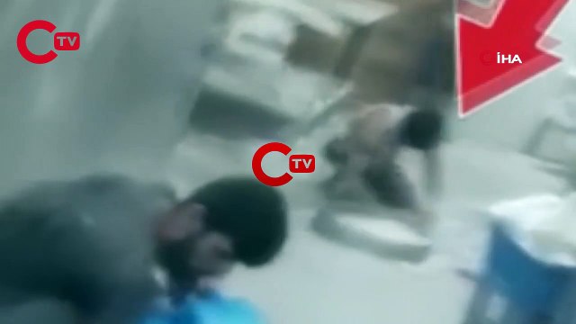 Fırında skandal görüntü: Yere dökülen unları toplayıp 'lavaş' yaptı