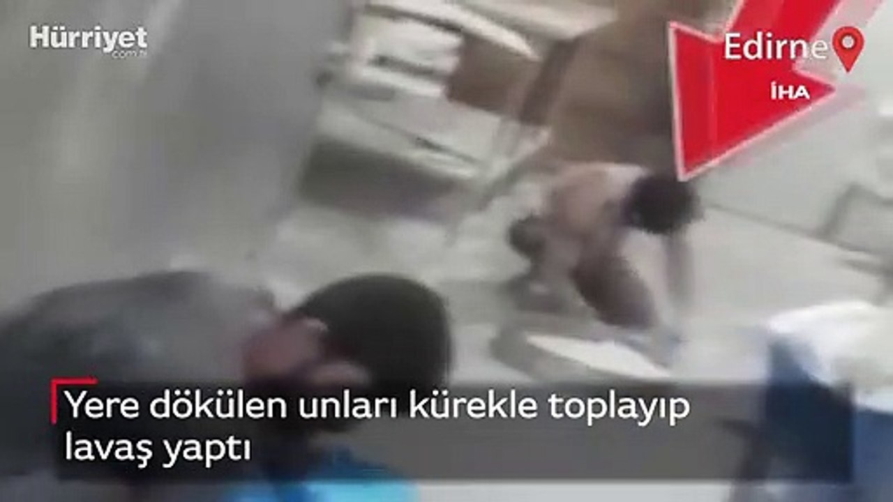Yere dökülen unları kürekle toplayıp lavaş yaptı