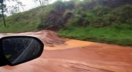 Enxurrada causa deslizamento de terra na rodovia entre Icaraíma e Ivaté