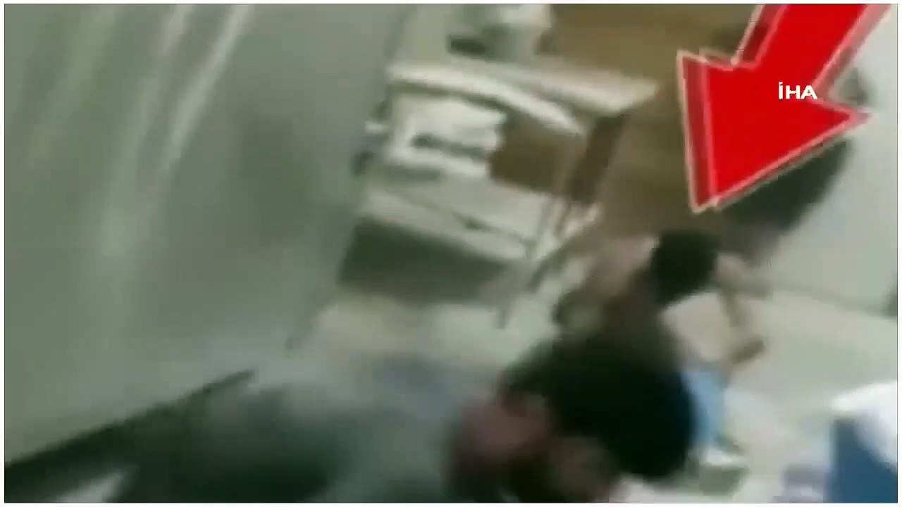 Fırında skandal görüntü: Kürekle toplayıp lavaş yaptı