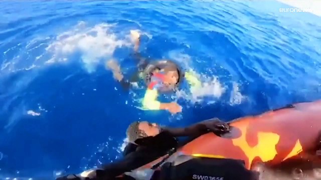 شاهد: إنقاذ مهاجرين في البحر الأبيض المتوسط