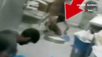 Fırında skandal görüntü: Yere dökülen unları toplayıp lavaş yaptı