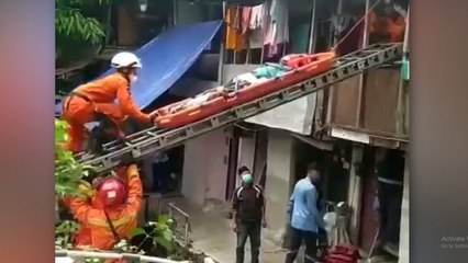 Dramatis! Proses Petugas Damkar Evakuasi Warga yang Sakit di Kebayoran Lama