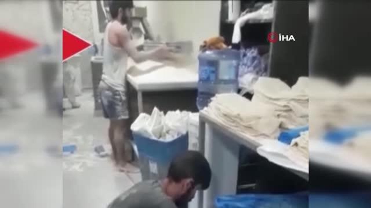 Edirne'de bir fırında skandal görüntü: Yere dökülen unları kürekle toplayıp lavaş yaptı