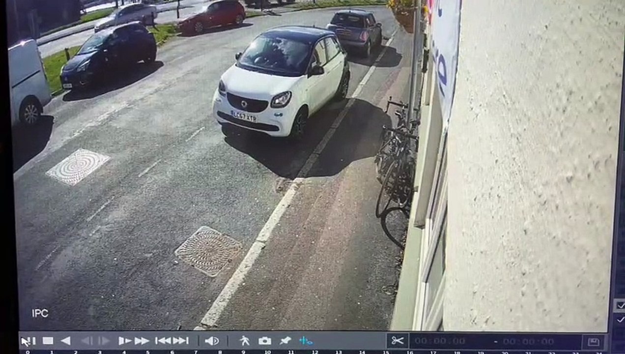 Fareham pub The Delme Arms CCTV captures brazen thieves make-off with £5,000 worth of 'irreplacable' bikes padlocked outside